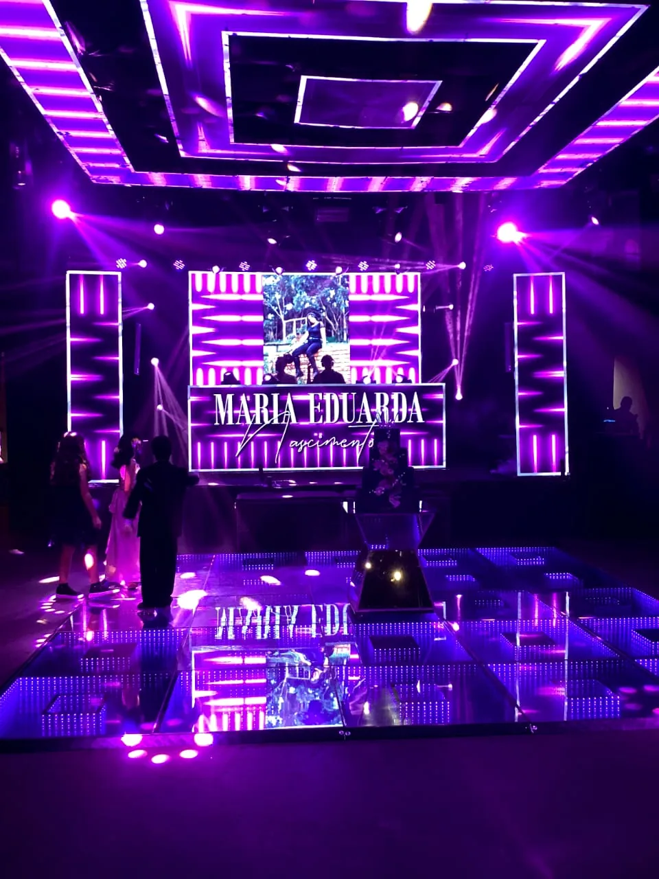 Cenografia roxa com painéis de LED em festa de 15 anos