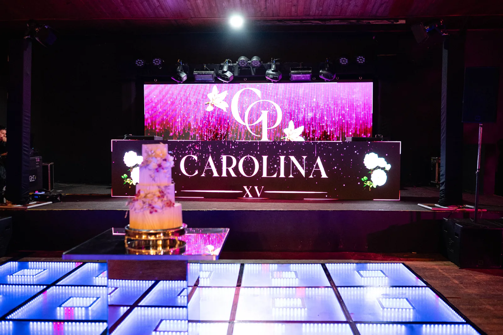 Palco personalizado com o nome da debutante e pista de LED
