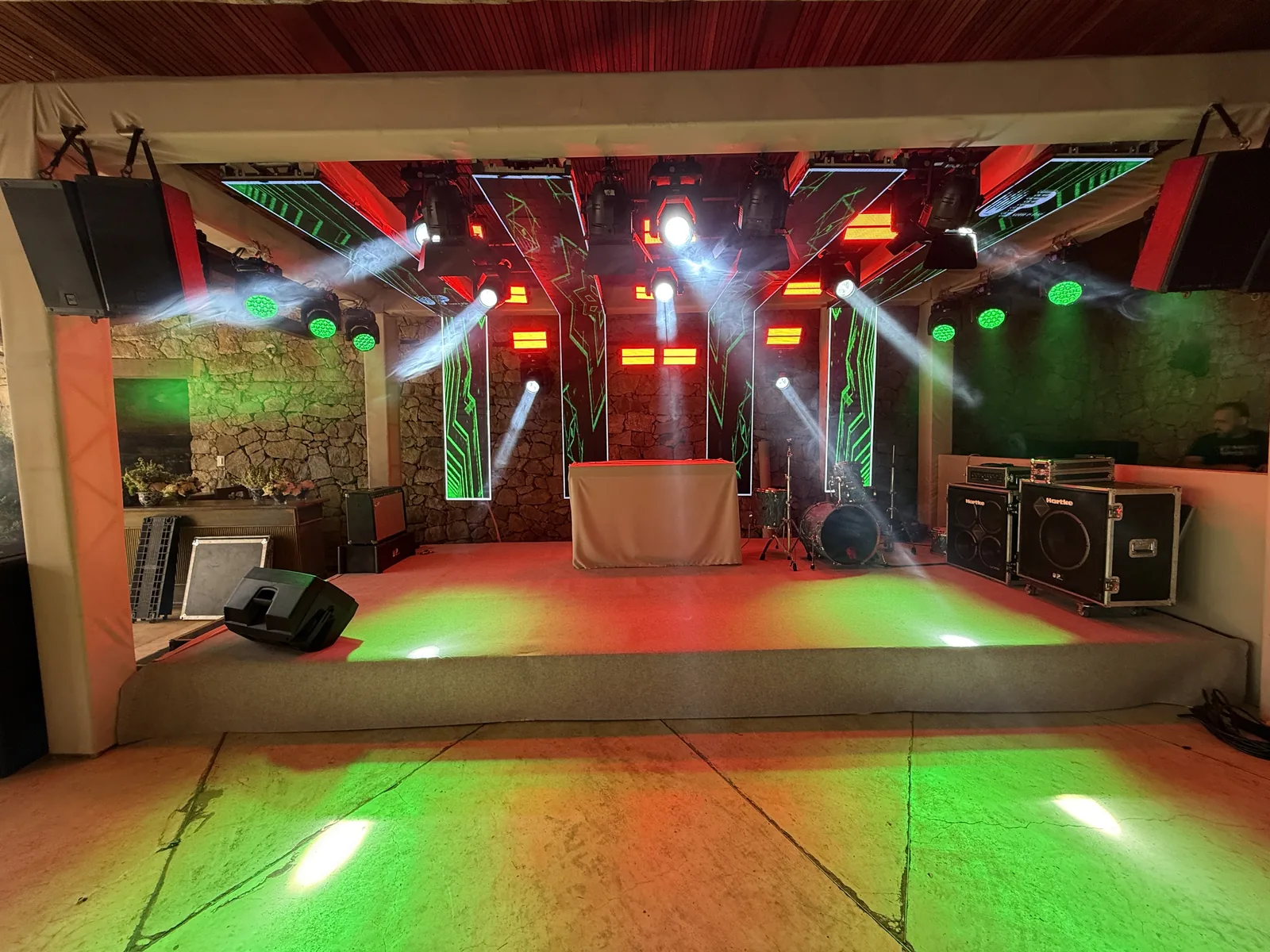 Casamento iluminado na Brisa da Serra, em Tiradentes