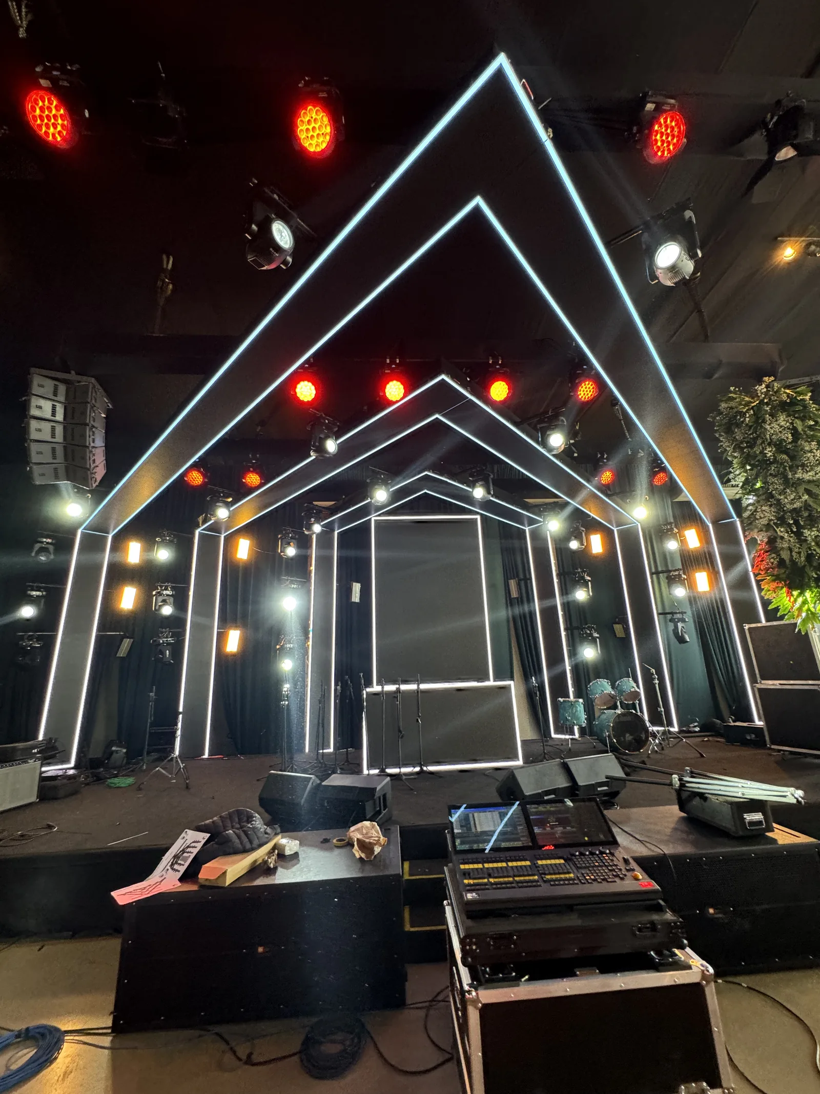 Arcos de neon branco sobre a pista de dança em casamento na Casa Pampulha