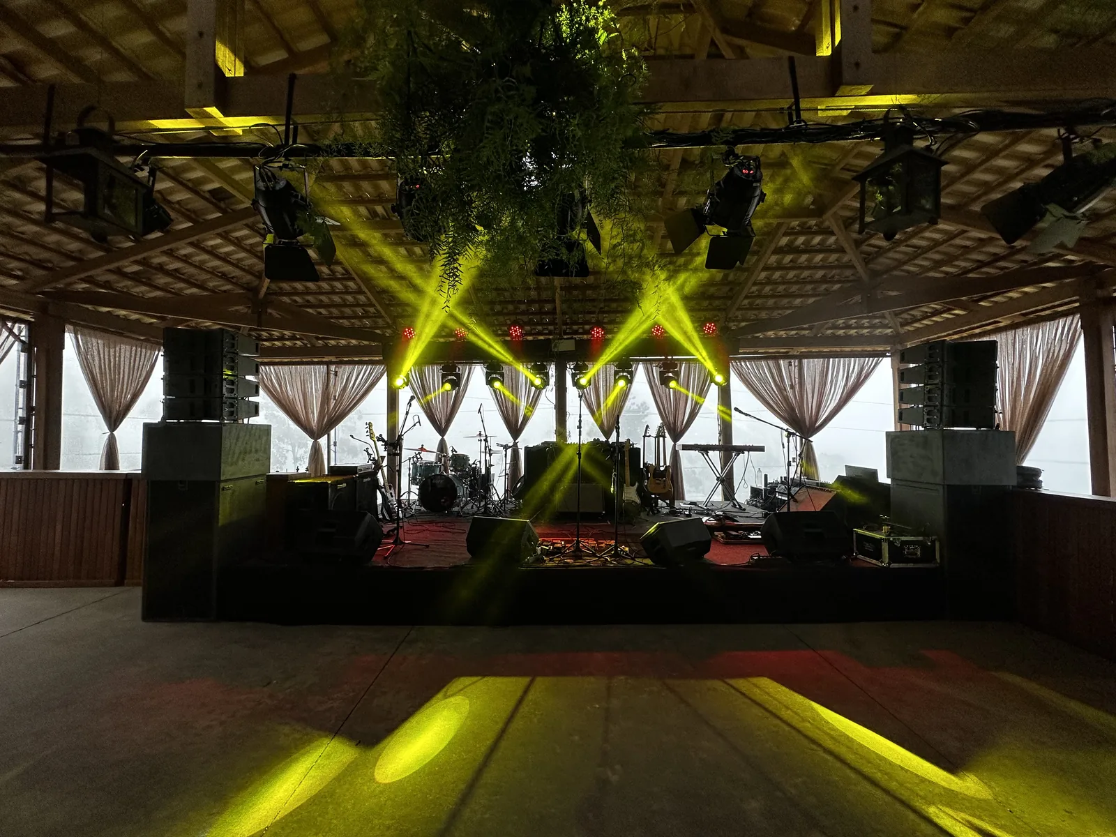 Feixes âmbar no salão do casamento em Ouro Preto