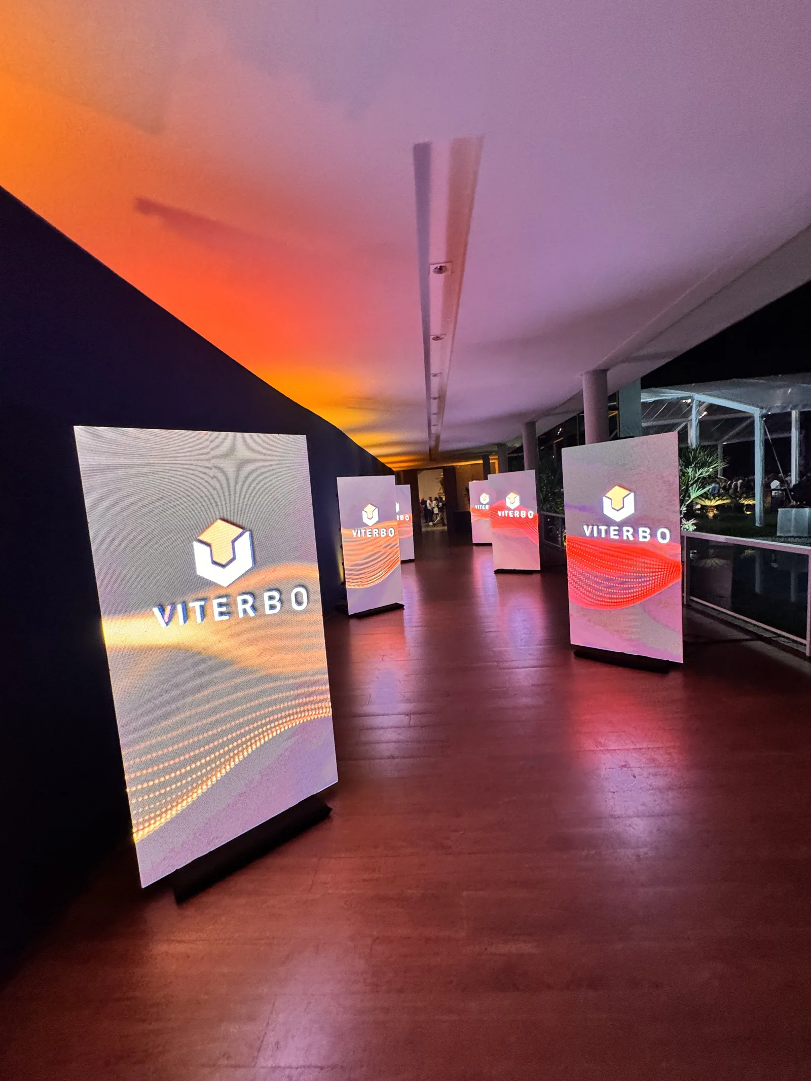 Totens de LED com a marca do cliente em evento corporativo