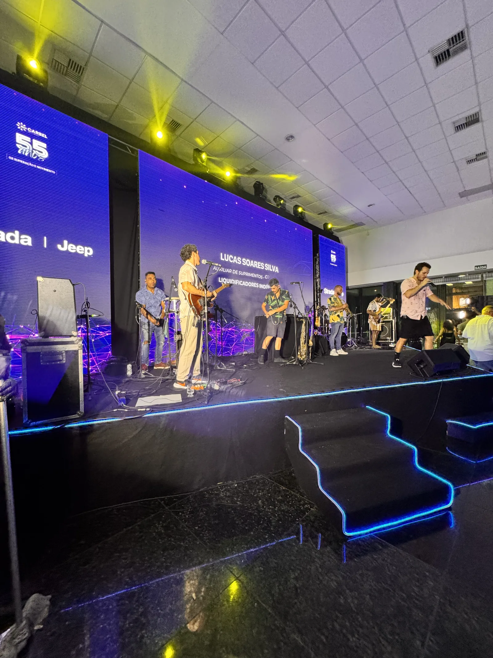 Palco com telão de LED em festa corporativa de fim de ano