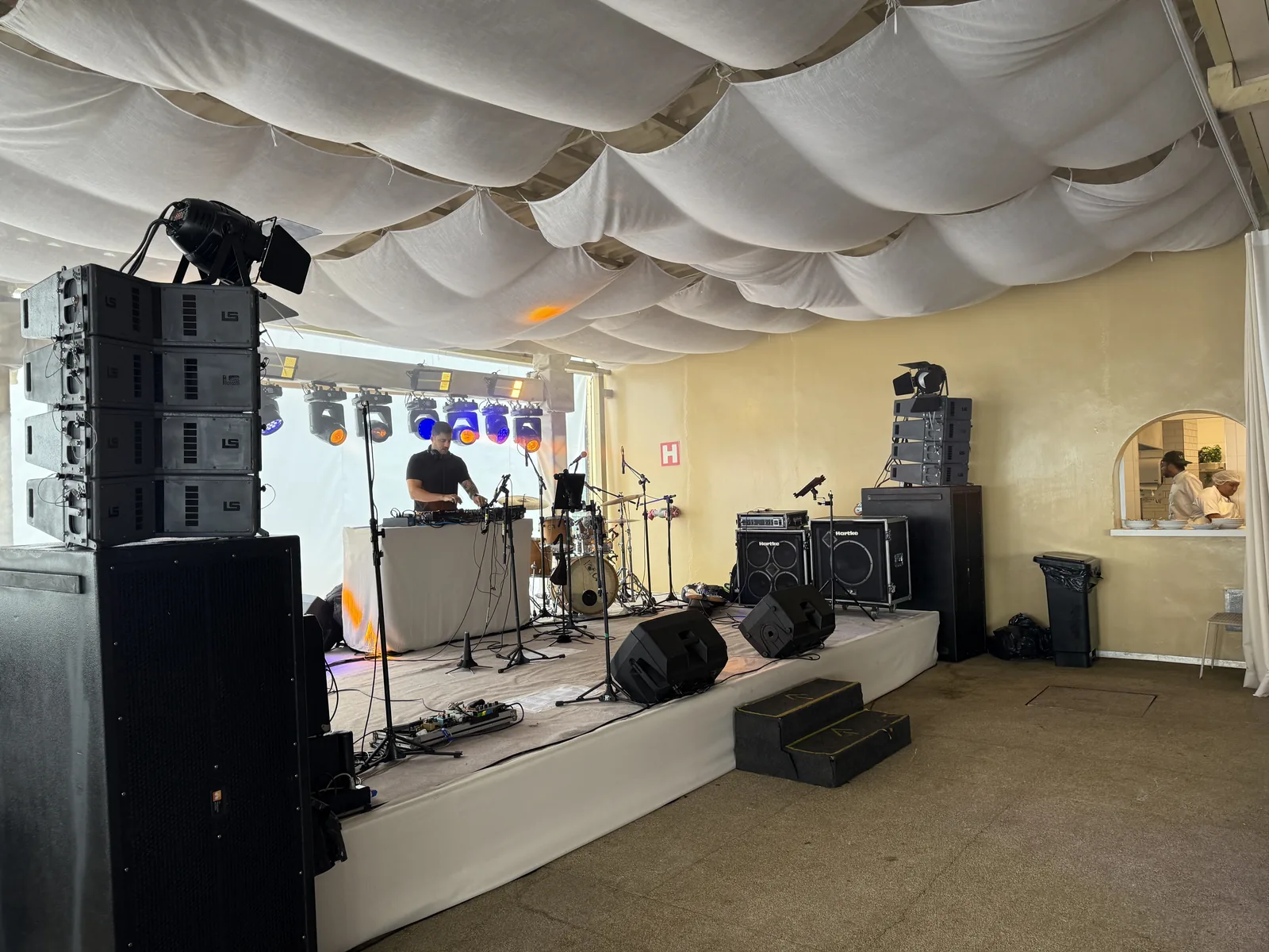 Equipe da UP montando line array, iluminação e palco antes do evento no Mitra